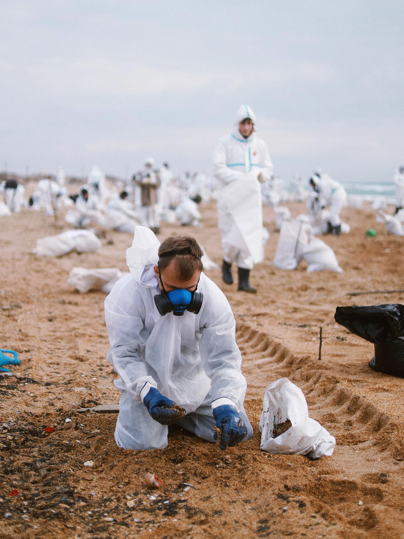 763 000 тонн загрязнённого песка и 10 000 волонтёров